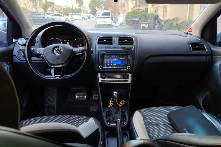 Used Volkswagen Polo 2014 1.6L Cross Polo Automatic Center Console