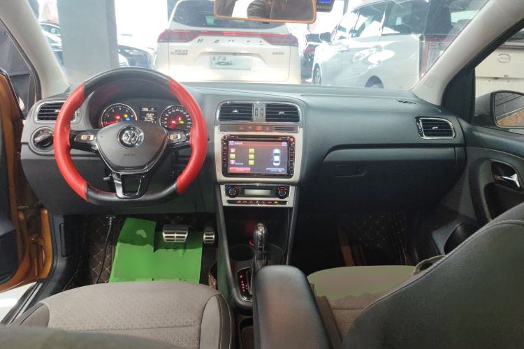 Used Volkswagen Polo 2014 1.6L Cross Polo Automatic Center Console