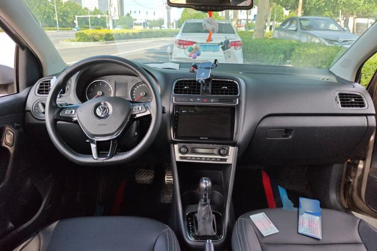 Used Volkswagen Polo 2014 1.6L Cross Polo Automatic Center Console