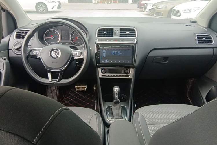 Used Volkswagen Polo 2014 1.6L Cross Polo Automatic Center Console