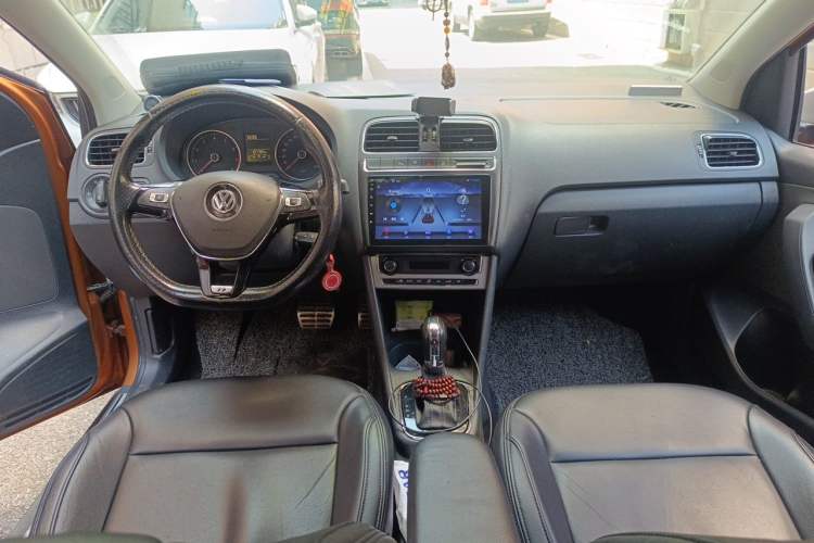 Used Volkswagen Polo 2014 1.6L Cross Polo Automatic Center Console