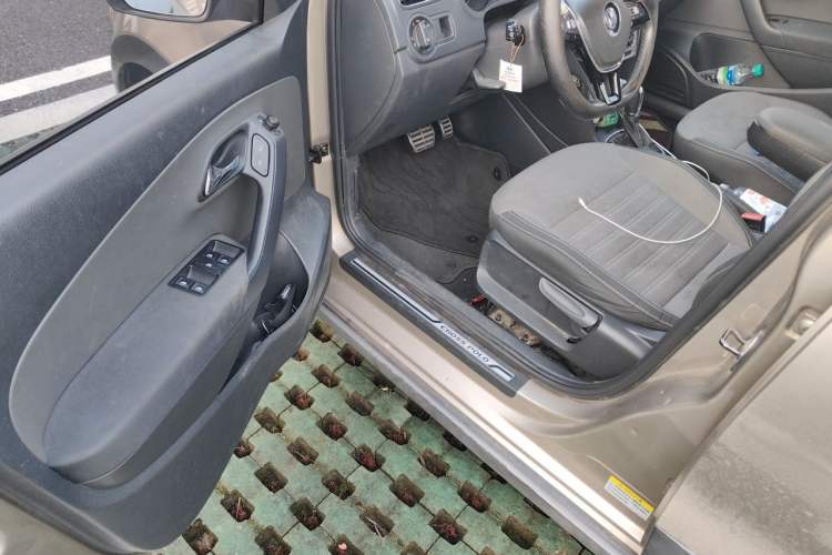 Used Volkswagen Polo 2014 1.6L Cross Polo Automatic Driver Seat