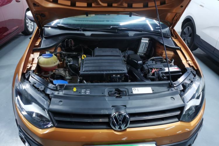 Used Volkswagen Polo 2014 1.6L Cross Polo Automatic Engine Bay