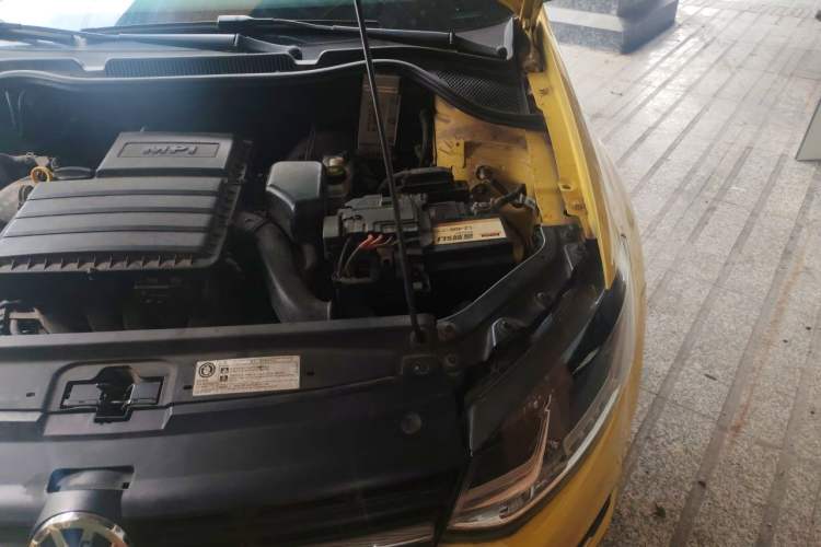 Used Volkswagen Polo 2014 1.6L Automatic Comfort Edition Engine Bay Left