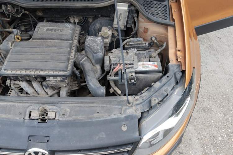 Used Volkswagen Polo 2014 1.6L Cross Polo Automatic Engine Bay Left