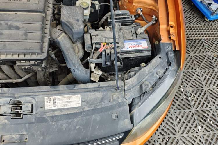 Used Volkswagen Polo 2014 1.6L Cross Polo Automatic Engine Bay Left