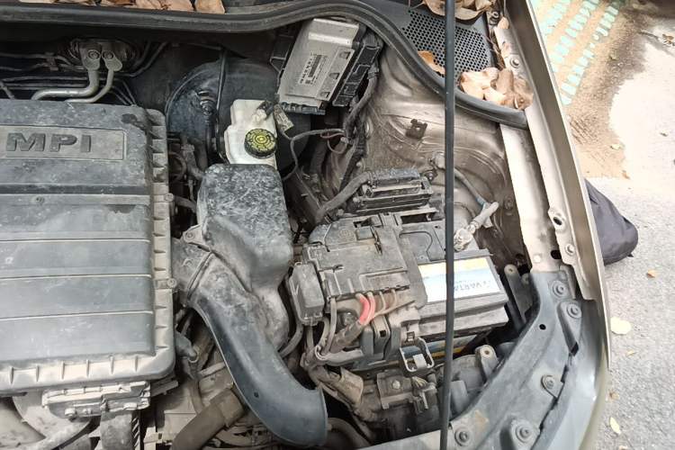 Used Volkswagen Polo 2014 1.6L Cross Polo Automatic Engine Bay Left