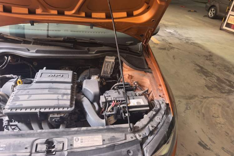 Used Volkswagen Polo 2014 1.6L Cross Polo Automatic Engine Bay Left