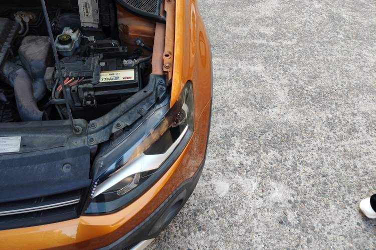 Used Volkswagen Polo 2014 1.6L Cross Polo Automatic Engine Bay Left
