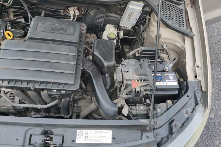 Used Volkswagen Polo 2014 1.6L Cross Polo Automatic Engine Bay Left