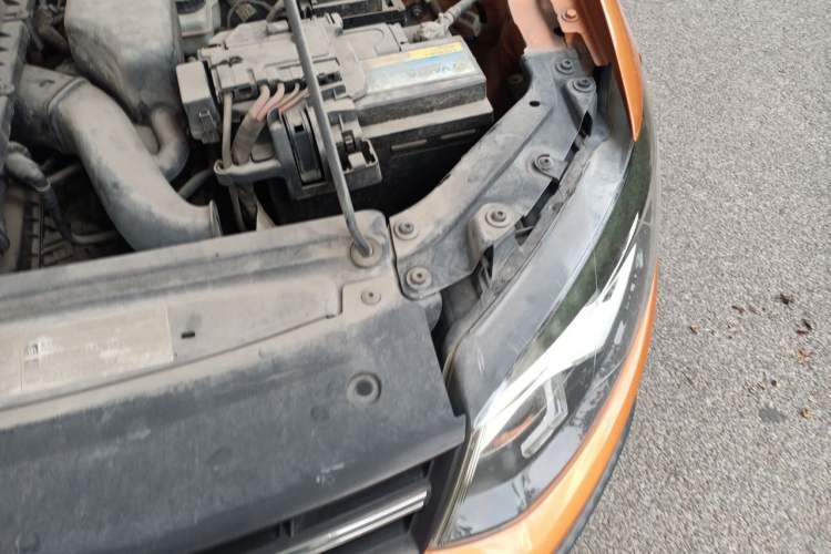 Used Volkswagen Polo 2014 1.6L Cross Polo Automatic Engine Bay Left