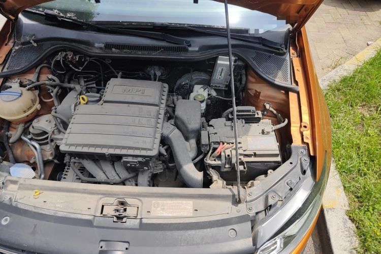 Used Volkswagen Polo 2014 1.6L Cross Polo Automatic Engine Bay Left