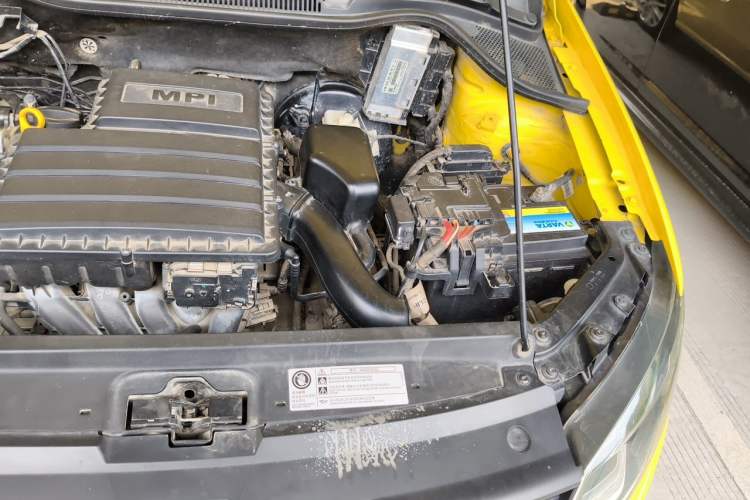 Used Volkswagen Polo 2014 1.6L Automatic Comfort Edition Engine Bay Left