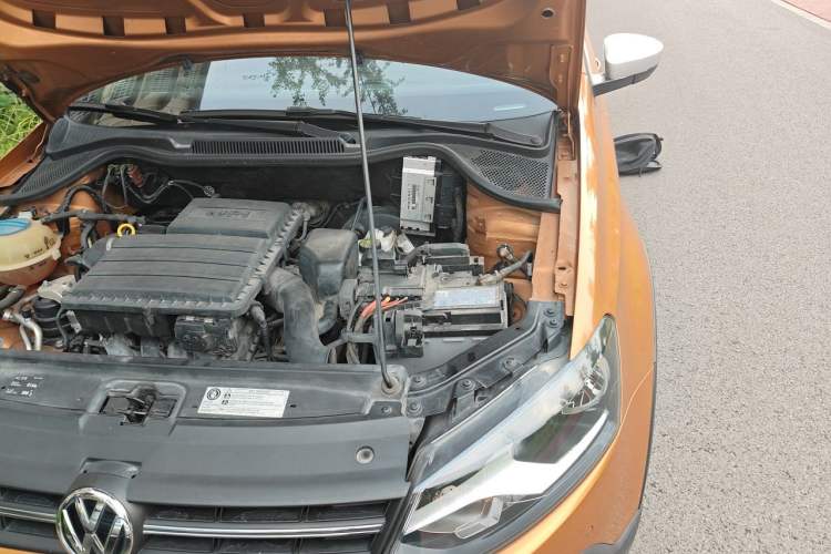 Used Volkswagen Polo 2014 1.6L Cross Polo Automatic Engine Bay Left