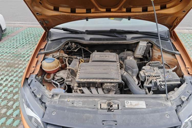 Used Volkswagen Polo 2014 1.6L Cross Polo Automatic Engine Bay Right