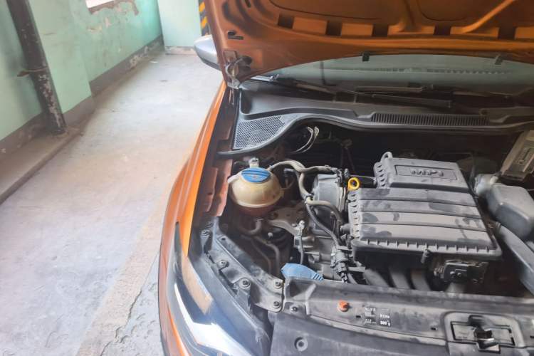 Used Volkswagen Polo 2014 1.6L Cross Polo Automatic Engine Bay Right