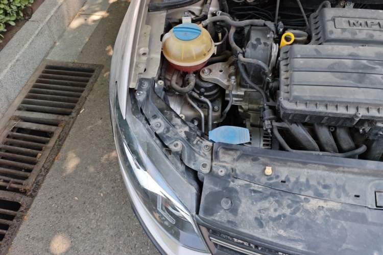 Used Volkswagen Polo 2014 1.6L Cross Polo Automatic Engine Bay Right
