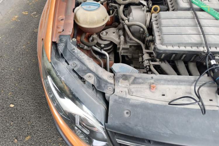 Used Volkswagen Polo 2014 1.6L Cross Polo Automatic Engine Bay Right
