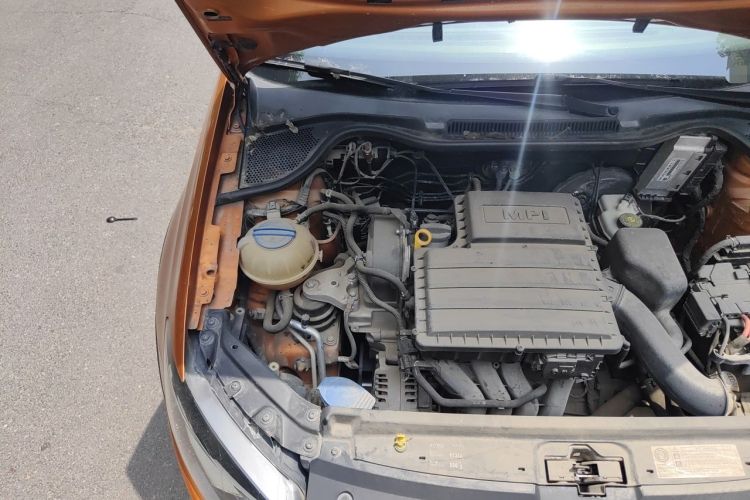 Used Volkswagen Polo 2014 1.6L Cross Polo Automatic Engine Bay Right