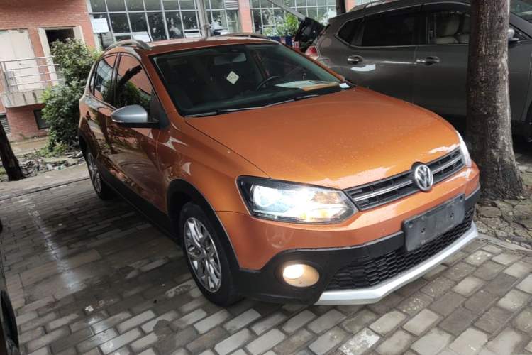 Used Volkswagen Polo 2014 1.6L Cross Polo Automatic Front Right 45 Deg