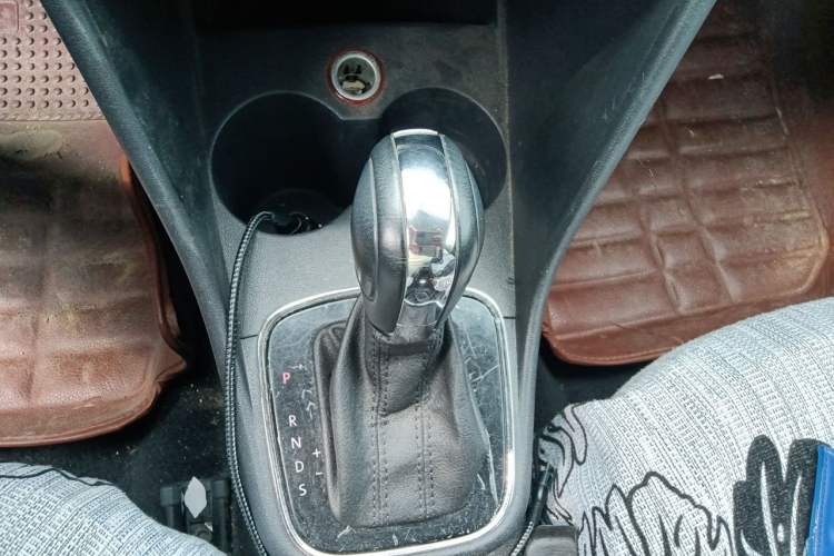Used Volkswagen Polo 2014 1.6L Automatic Luxury Edition Gear Lever