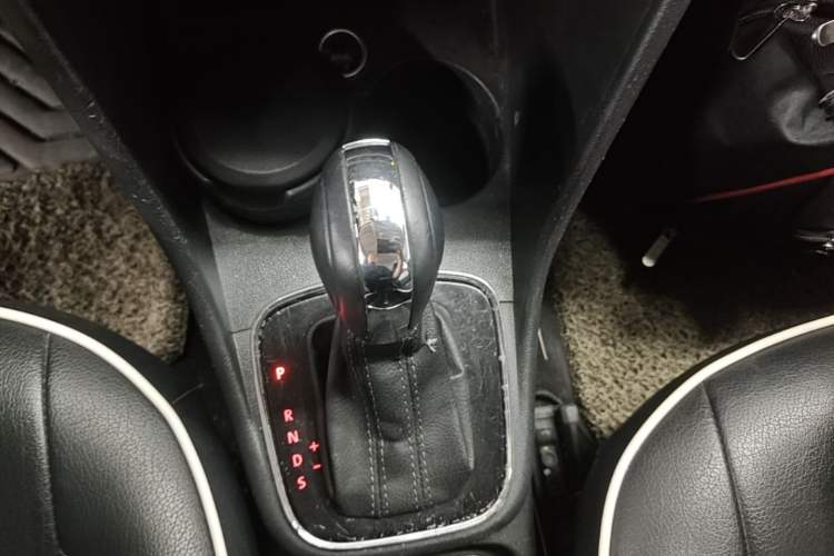 Used Volkswagen Polo 2014 1.6L Automatic Luxury Edition Gear Lever