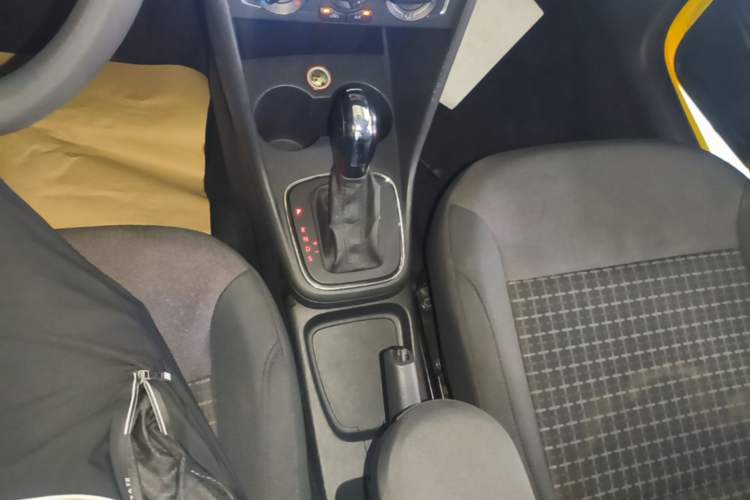 Used Volkswagen Polo 2014 1.6L Automatic Comfort Edition Gear Lever
