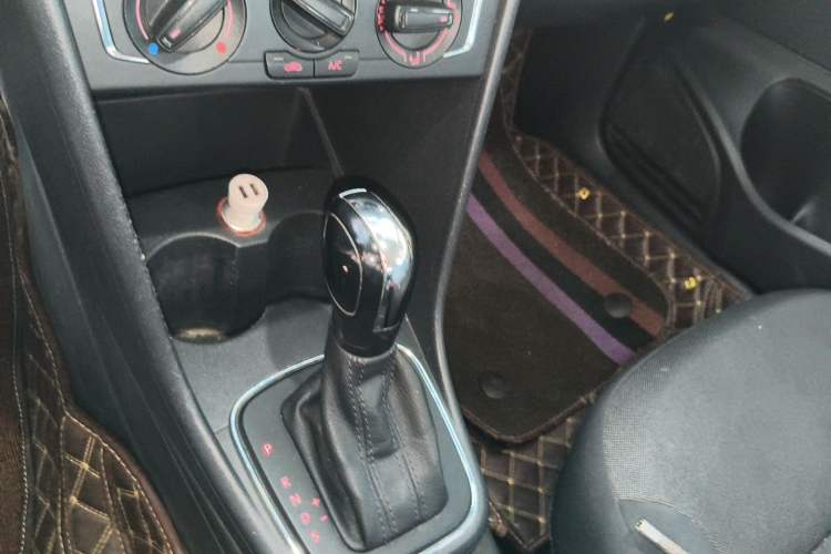 Used Volkswagen Polo 2014 1.6L Automatic Comfort Edition Gear Lever