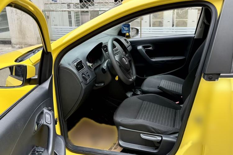 Used Volkswagen Polo 2014 1.6L Automatic Comfort Edition Interior 2