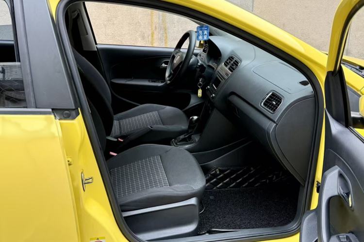 Used Volkswagen Polo 2014 1.6L Automatic Comfort Edition Interior 4