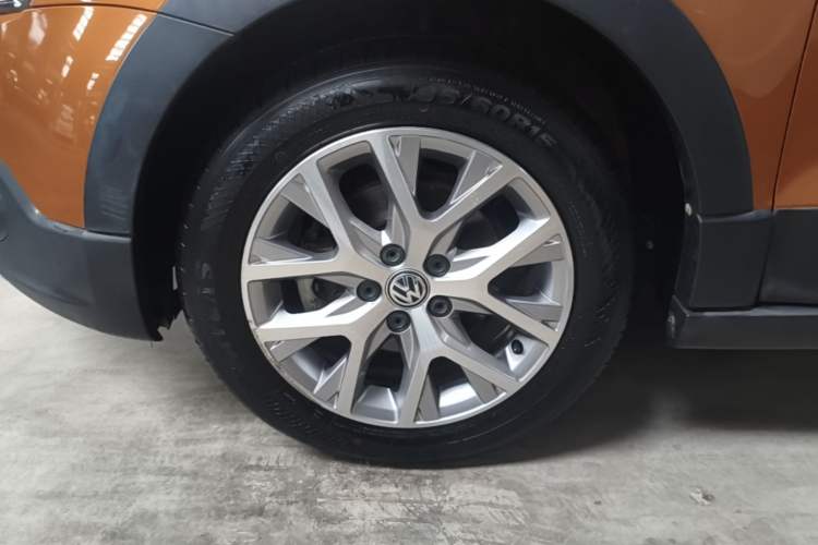 Used Volkswagen Polo 2014 1.6L Cross Polo Automatic Left Front Wheel Hub