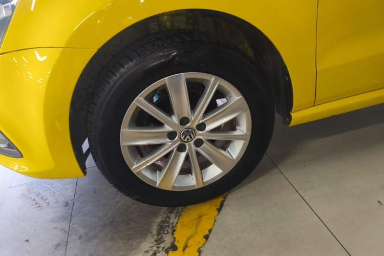 Used Volkswagen Polo 2014 1.6L Automatic Comfort Edition Left Front Wheel Hub