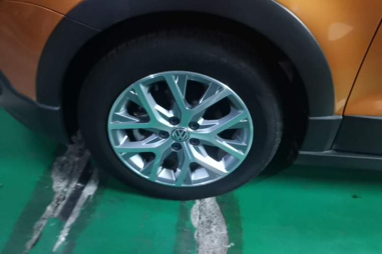 Used Volkswagen Polo 2014 1.6L Cross Polo Automatic Left Front Wheel Hub