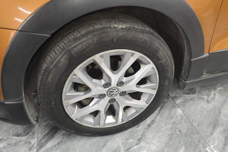 Used Volkswagen Polo 2014 1.6L Cross Polo Automatic Left Front Wheel Hub