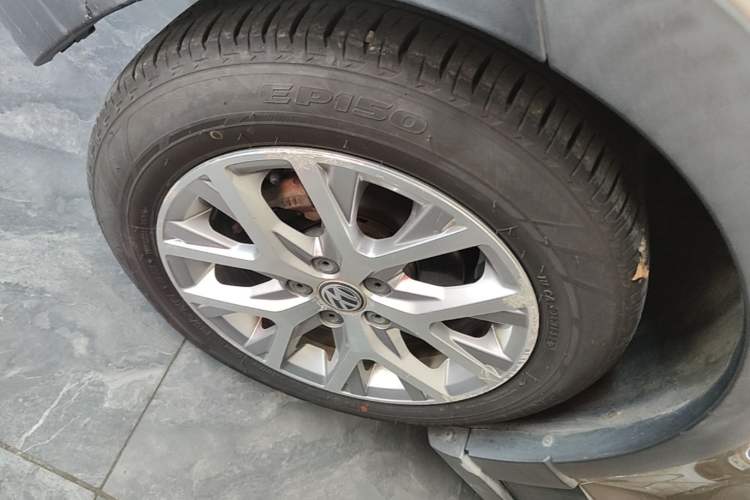 Used Volkswagen Polo 2014 1.6L Cross Polo Automatic Left Front Wheel Hub