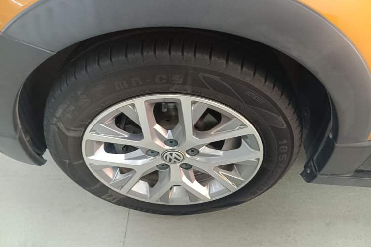 Used Volkswagen Polo 2014 1.6L Cross Polo Automatic Left Front Wheel Hub