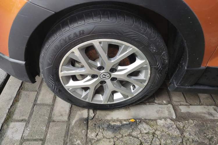 Used Volkswagen Polo 2014 1.6L Cross Polo Automatic Left Front Wheel Hub