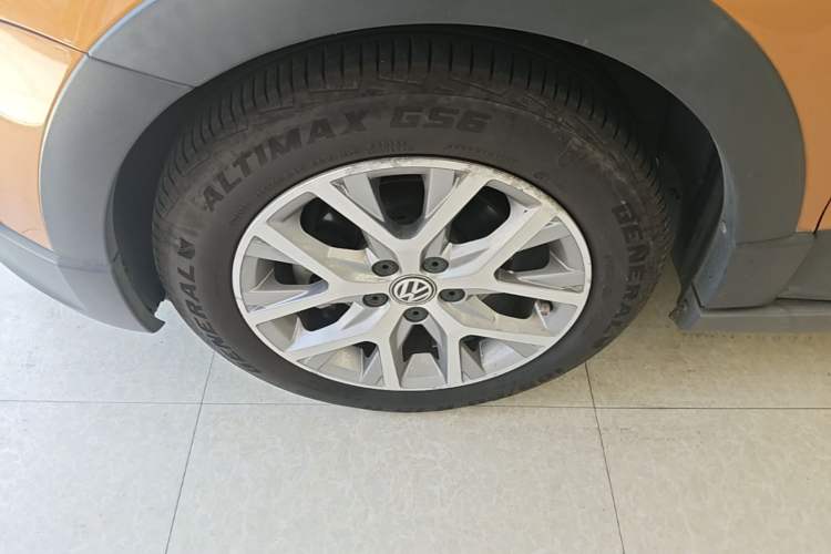 Used Volkswagen Polo 2014 1.6L Cross Polo Automatic Left Front Wheel Hub