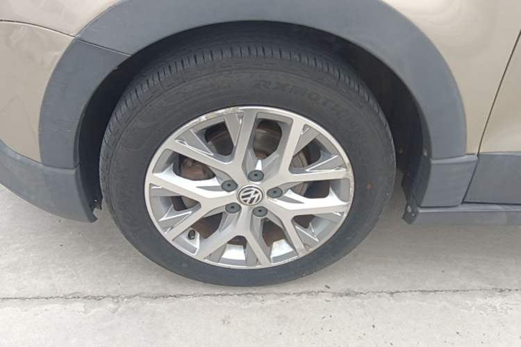 Used Volkswagen Polo 2014 1.6L Cross Polo Automatic Left Front Wheel Hub