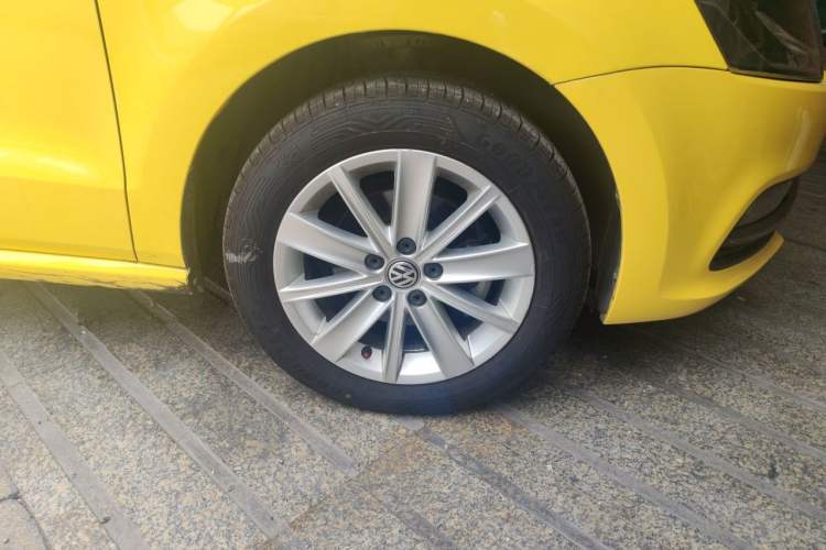 Used Volkswagen Polo 2014 1.6L Automatic Comfort Edition Right Front Wheel Hub
