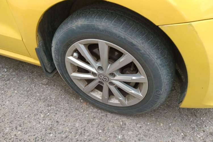Used Volkswagen Polo 2014 1.6L Automatic Luxury Edition Right Front Wheel Hub