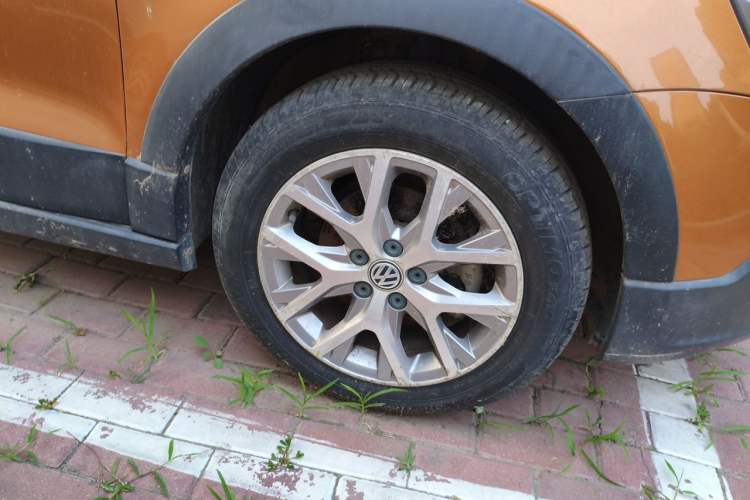 Used Volkswagen Polo 2014 1.6L Cross Polo Automatic Right Front Wheel Hub