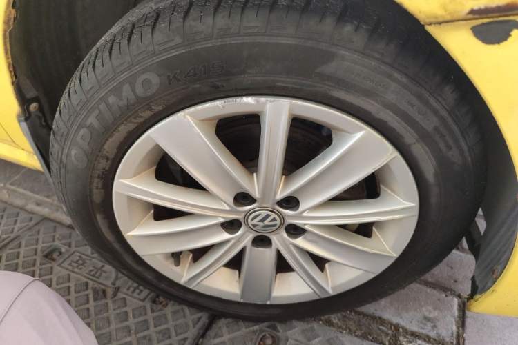 Used Volkswagen Polo 2014 1.6L Automatic Comfort Edition Right Front Wheel Hub