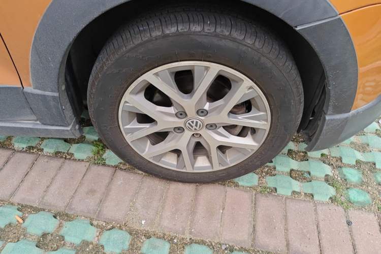 Used Volkswagen Polo 2014 1.6L Cross Polo Automatic Right Front Wheel Hub