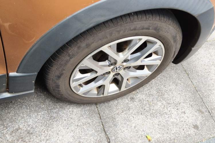 Used Volkswagen Polo 2014 1.6L Cross Polo Manual Right Front Wheel Hub
