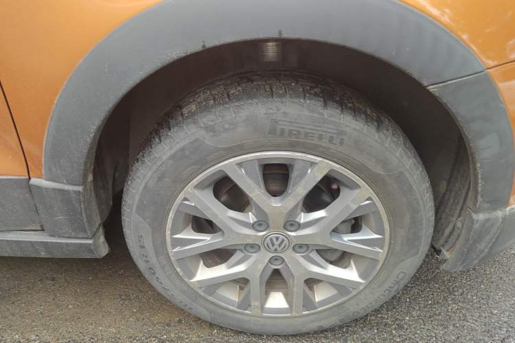 Used Volkswagen Polo 2014 1.6L Cross Polo Automatic Right Front Wheel Hub
