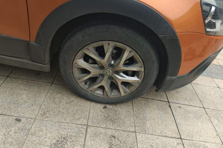 Used Volkswagen Polo 2014 1.6L Cross Polo Automatic Right Front Wheel Hub