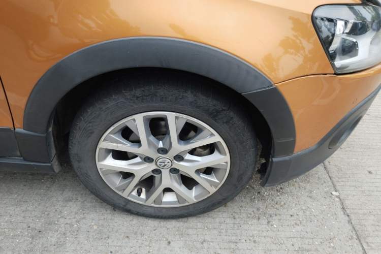 Used Volkswagen Polo 2014 1.6L Cross Polo Automatic Right Front Wheel Hub