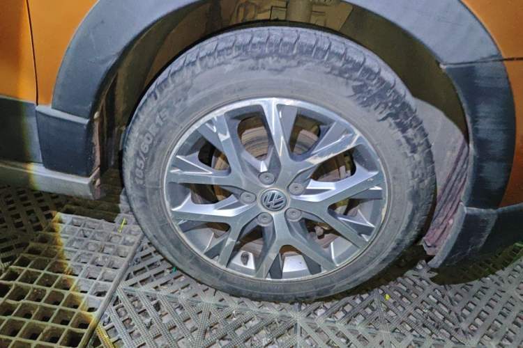 Used Volkswagen Polo 2014 1.6L Cross Polo Automatic Right Front Wheel Hub