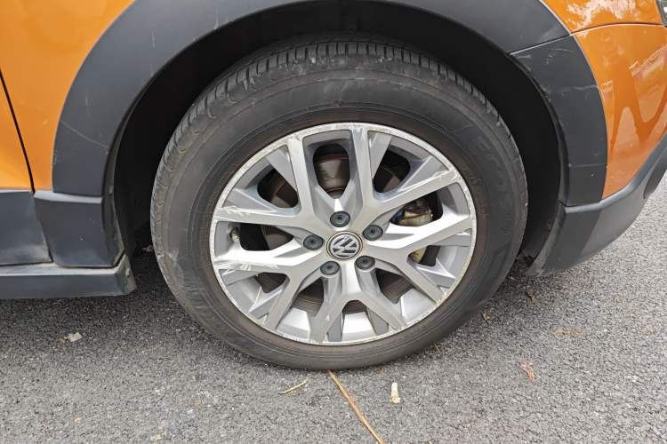 Used Volkswagen Polo 2014 1.6L Cross Polo Automatic Right Front Wheel Hub